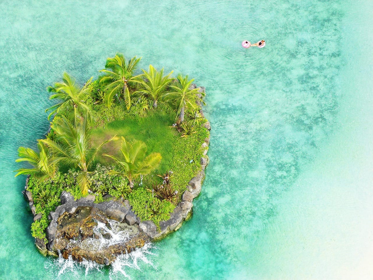 Small-Island-Honolulu Small island of the coast of Honolulu in clear turquoise water