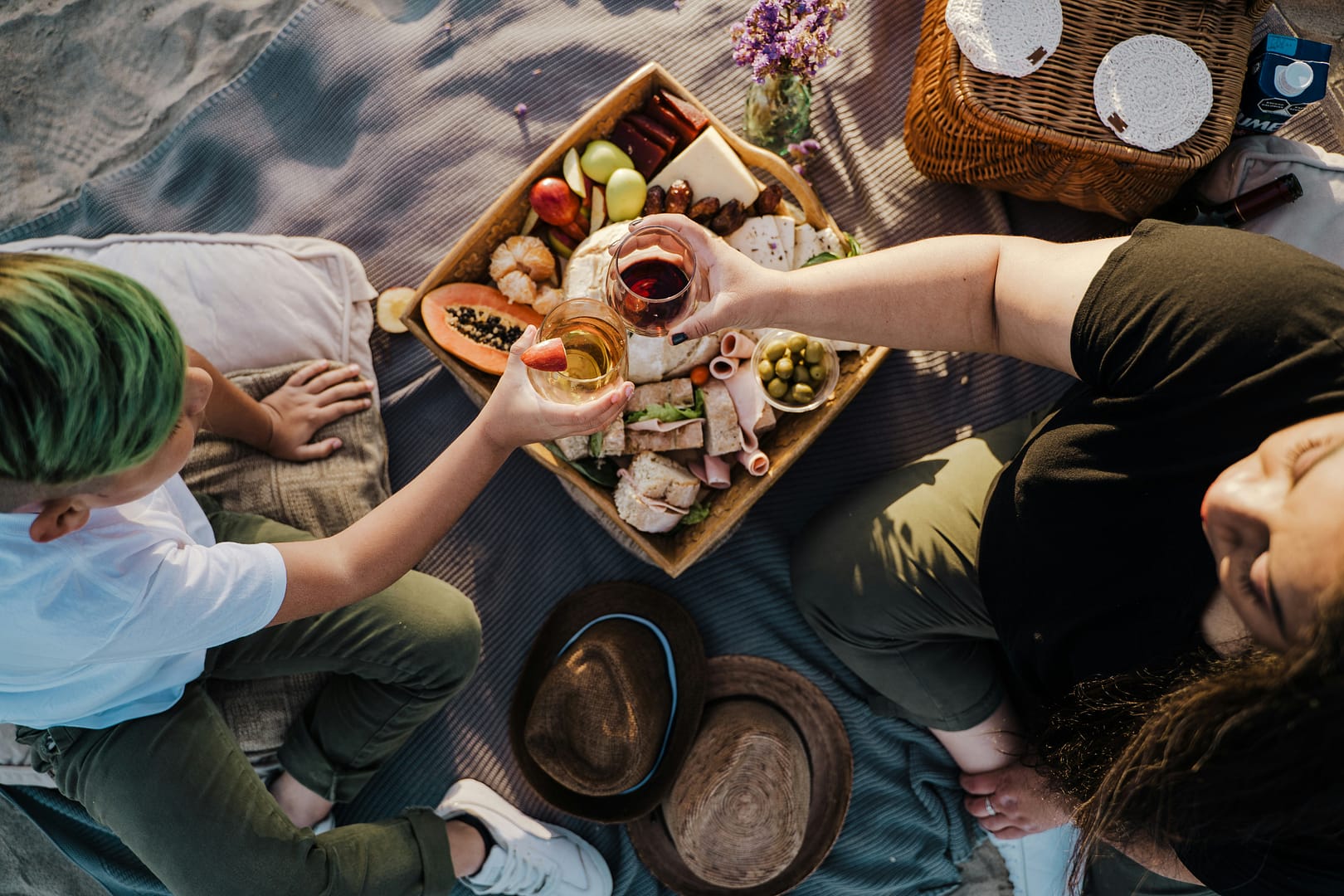 josue-michel-ILeIwLwBakM-unsplash Couple enjoying a picnic
